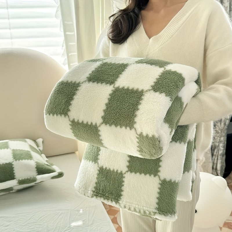 Taavita Flannel Blanket in Checkered Pattern – Warm, Washable & Traditional