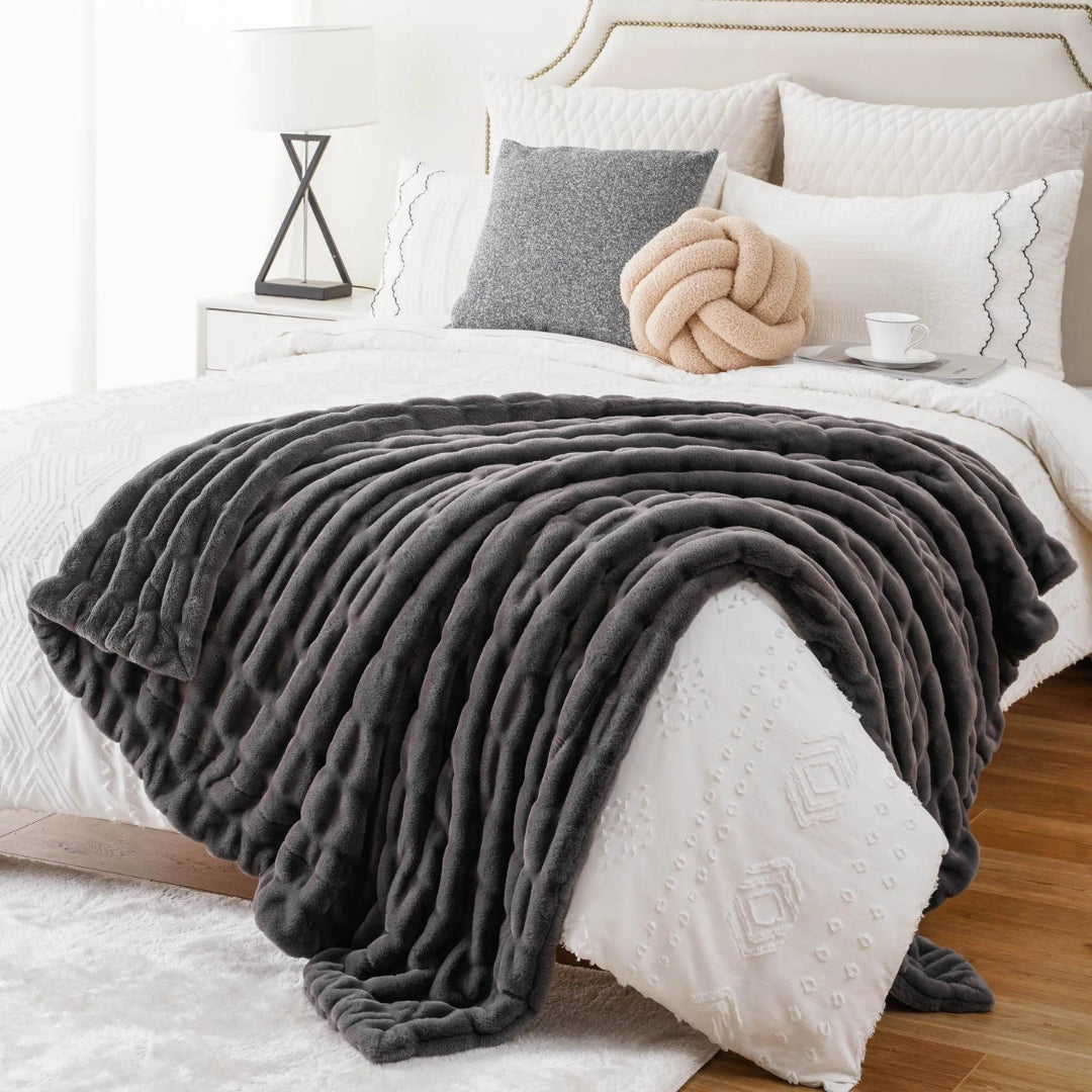 Taavita Faux Fur Blanket – Luxurious Softness and Perfectly Stretchy for All Seasons