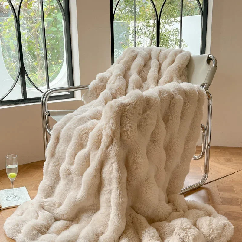 Taavita – Cozy Faux Fur Winter Blanket for Comfortable Winter Evenings