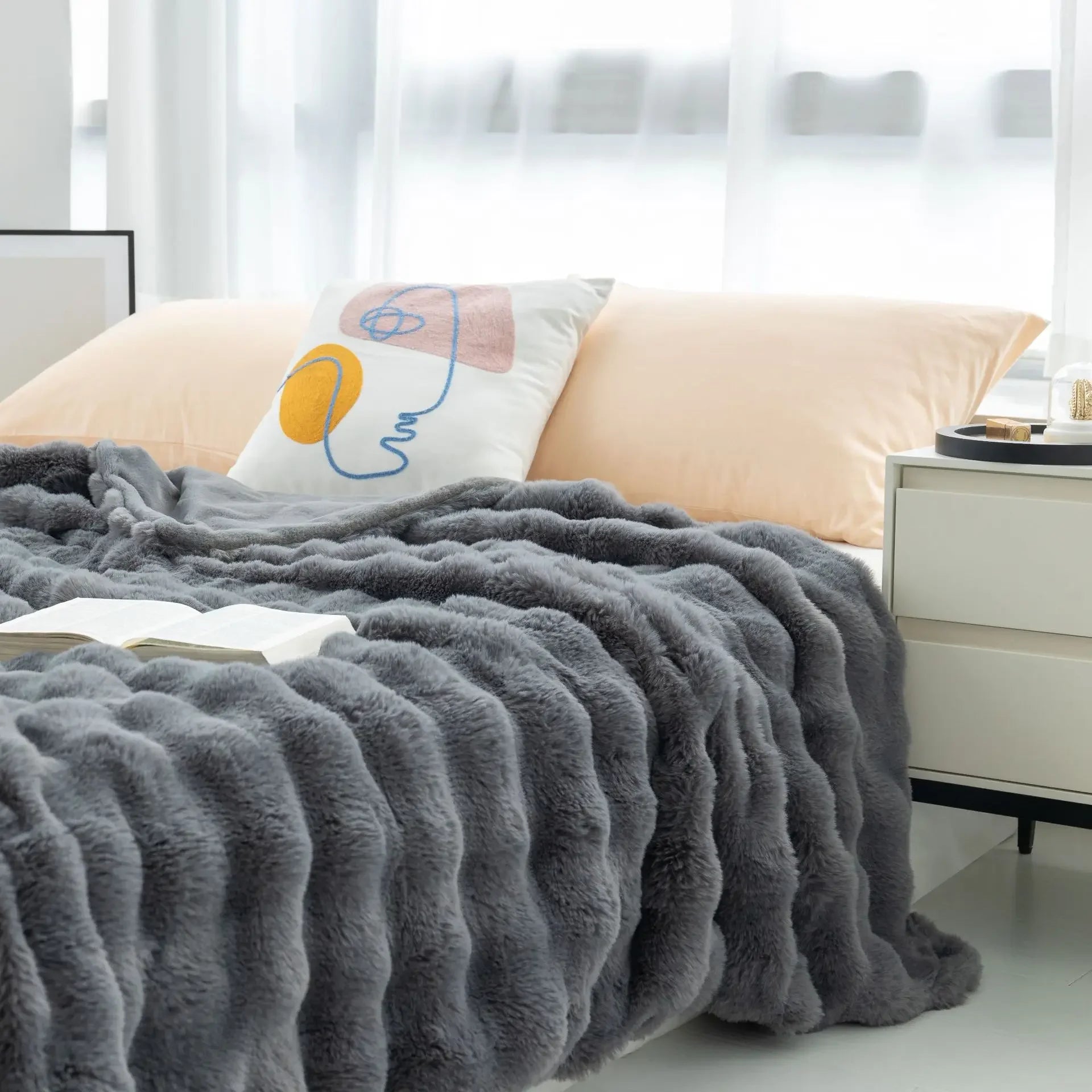 Taavita – Cozy Faux Fur Winter Blanket for Comfortable Winter Evenings