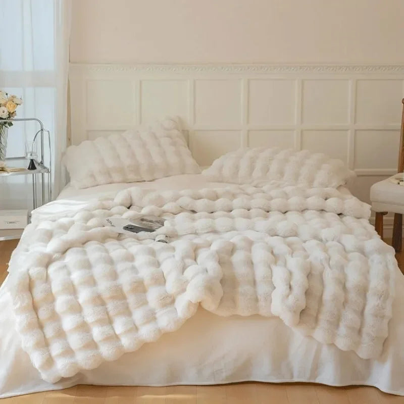 Taavita – Cozy Faux Fur Winter Blanket for Comfortable Winter Evenings