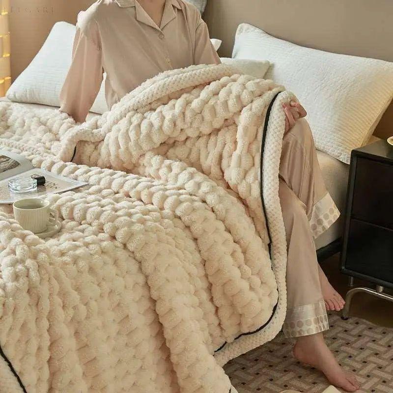 Taavita | Cozy Blanket Made of Thick Coral Fleece | Reversible Blanket