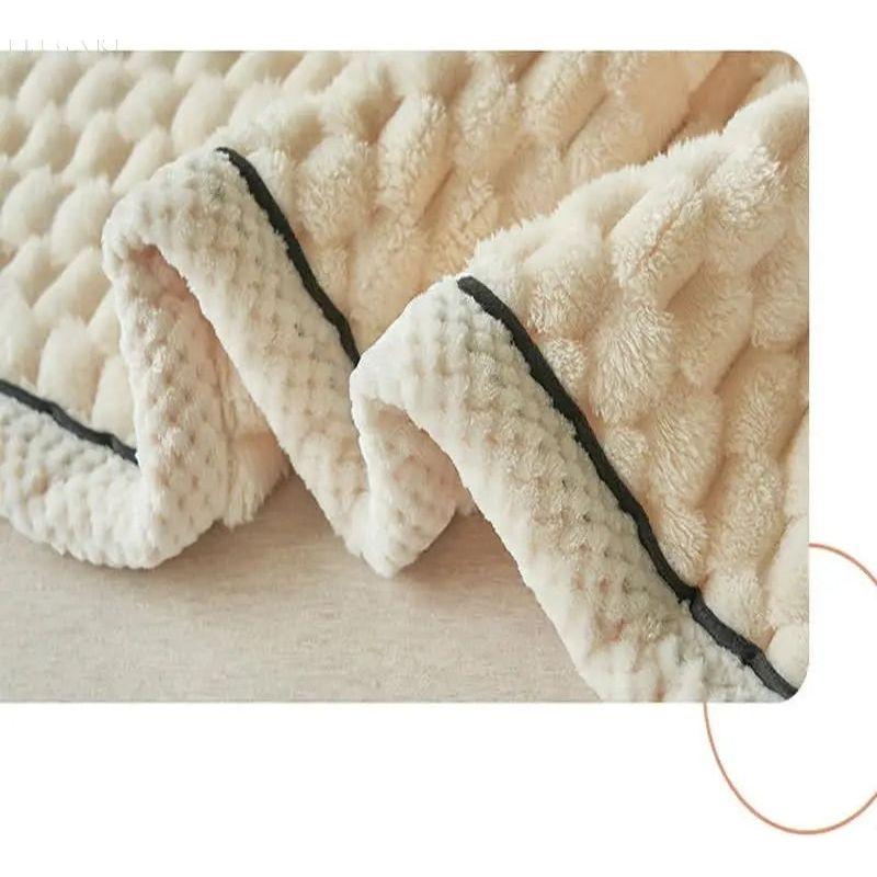 Taavita | Cozy Blanket Made of Thick Coral Fleece | Reversible Blanket