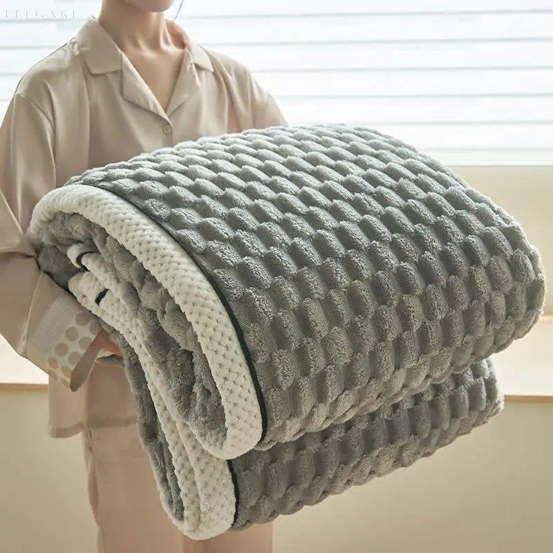 Taavita | Cozy Blanket Made of Thick Coral Fleece | Reversible Blanket