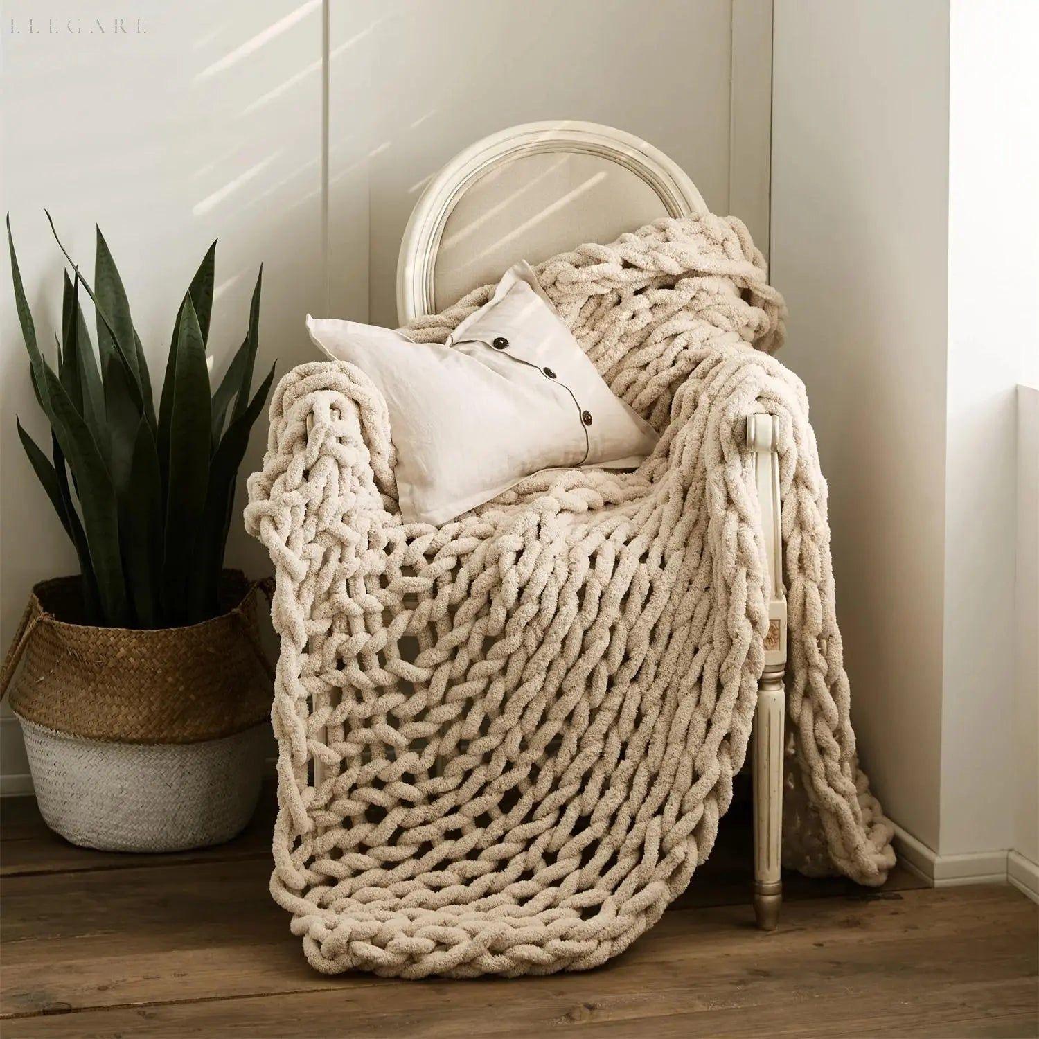 Taavita Chunky Knit Blanket - The Ideal Companion for Every Home