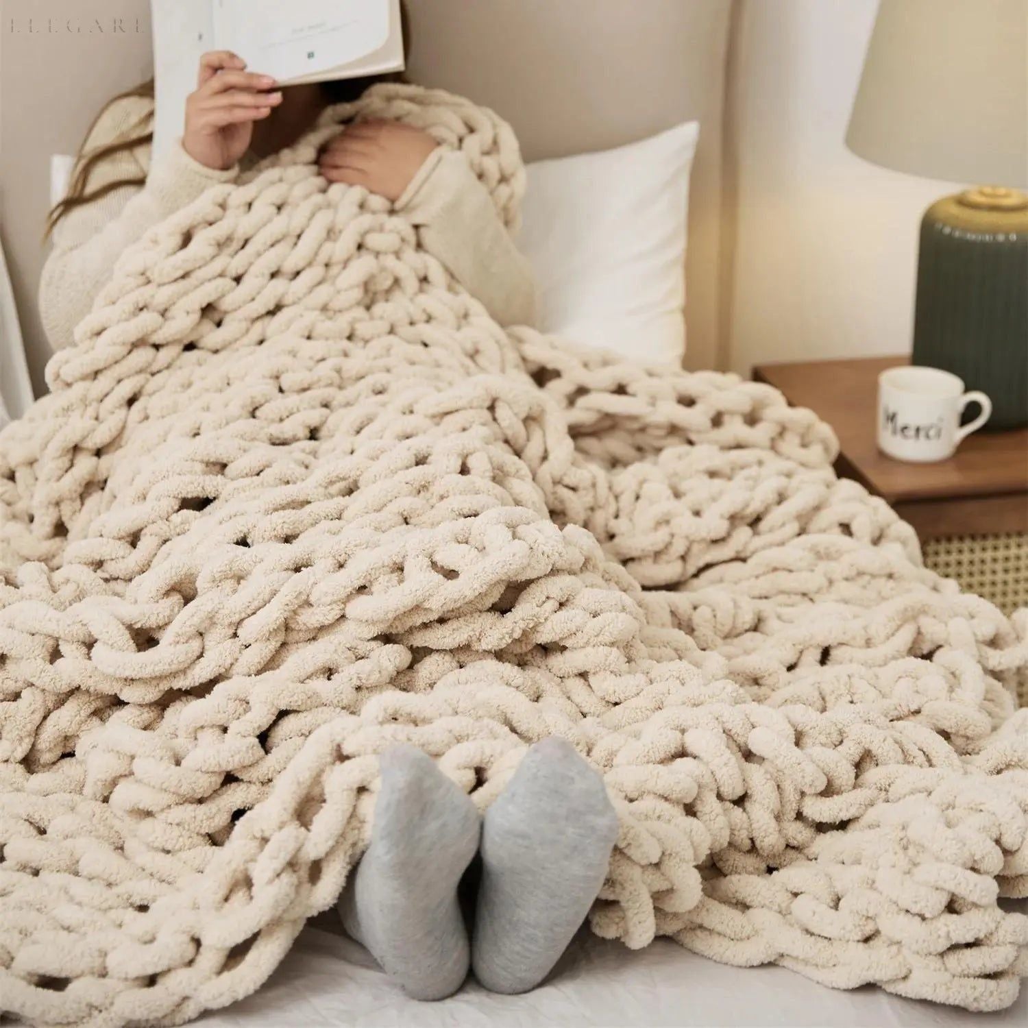 Taavita Chunky Knit Blanket - The Ideal Companion for Every Home