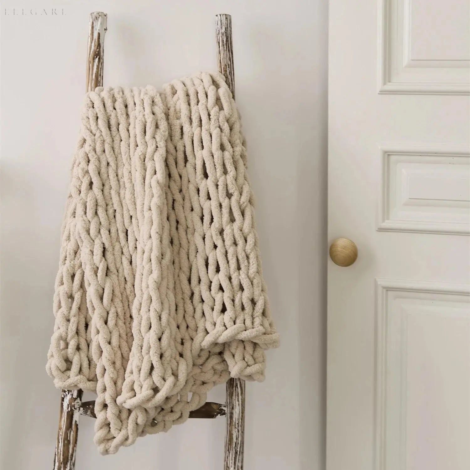 Taavita Chunky Knit Blanket - The Ideal Companion for Every Home