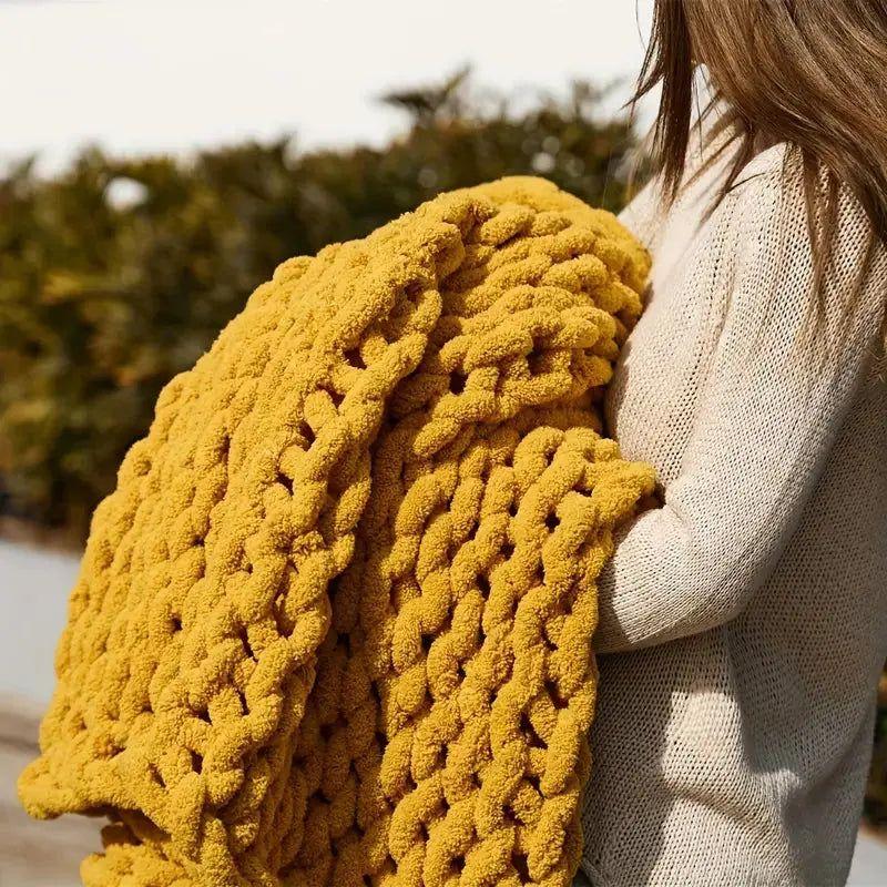 Taavita Chunky Knit Blanket - The Ideal Companion for Every Home