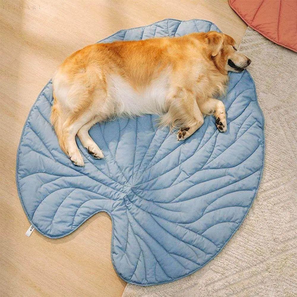 Taavita - Dog Blanket in Leaf Shape