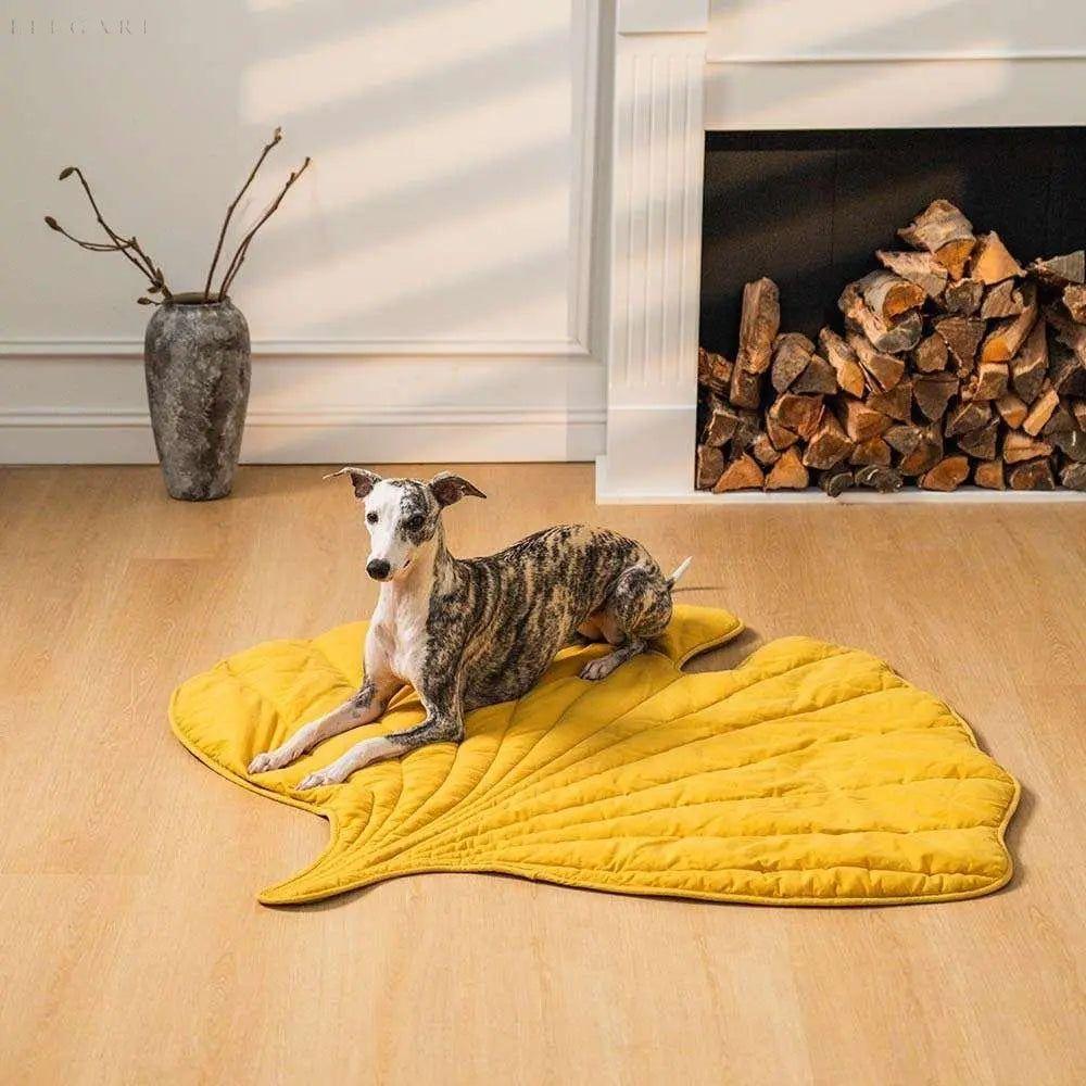 Taavita - Dog Blanket in Leaf Shape