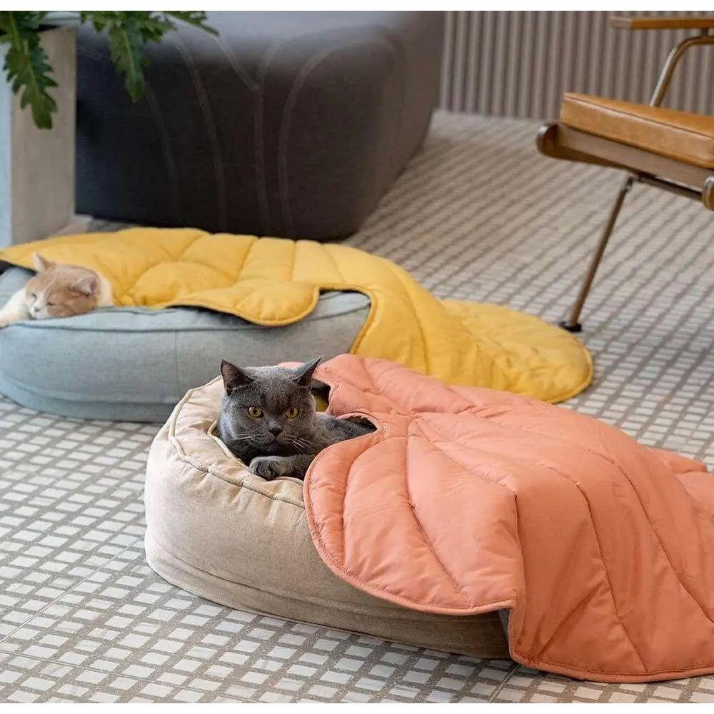 Taavita - Dog Blanket in Leaf Shape