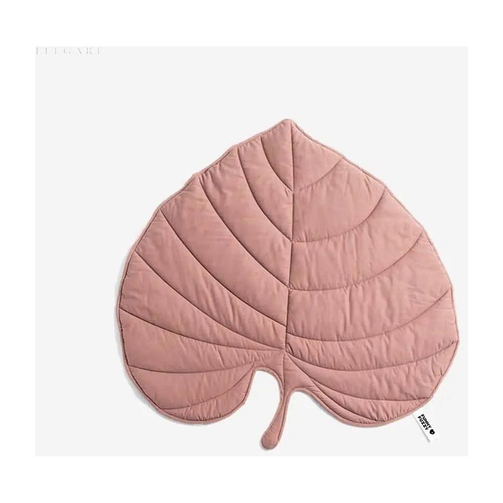 Taavita - Dog Blanket in Leaf Shape