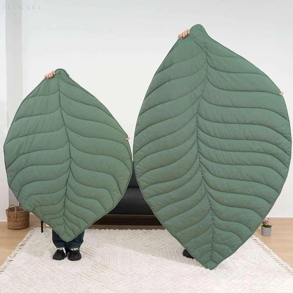 Taavita - Dog Blanket in Leaf Shape