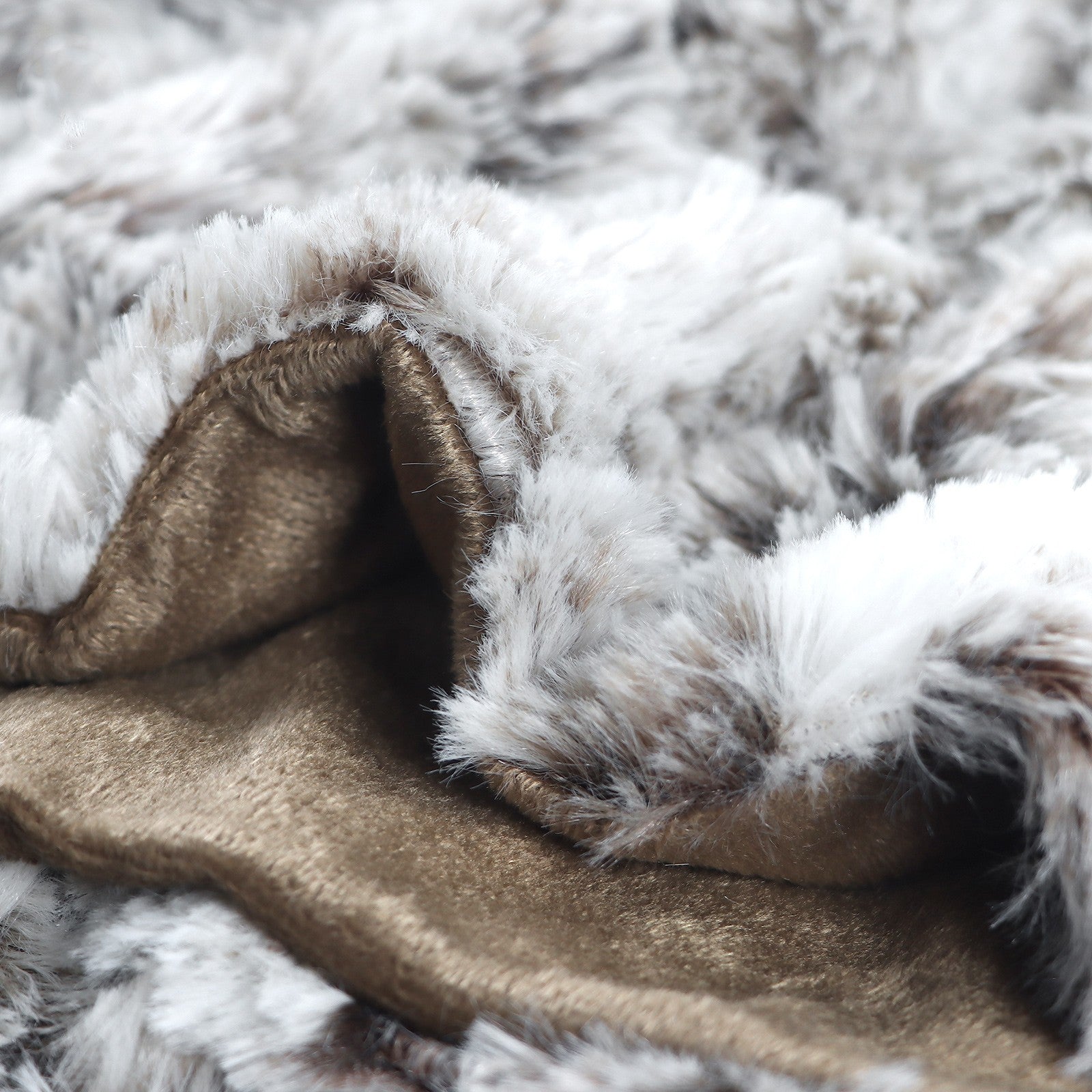 Taavita Luxurious Faux Fur Blanket – Plush, Elegant and Versatile