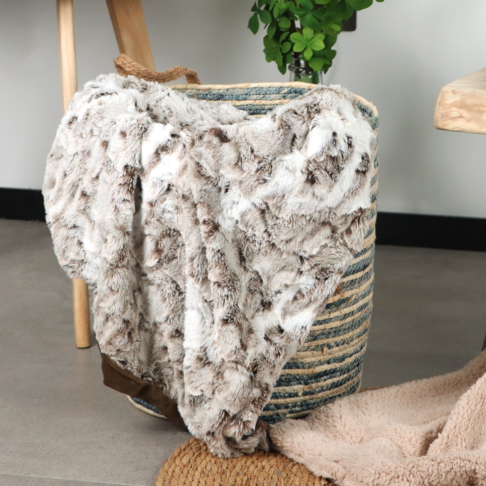 Taavita Luxurious Faux Fur Blanket – Plush, Elegant and Versatile