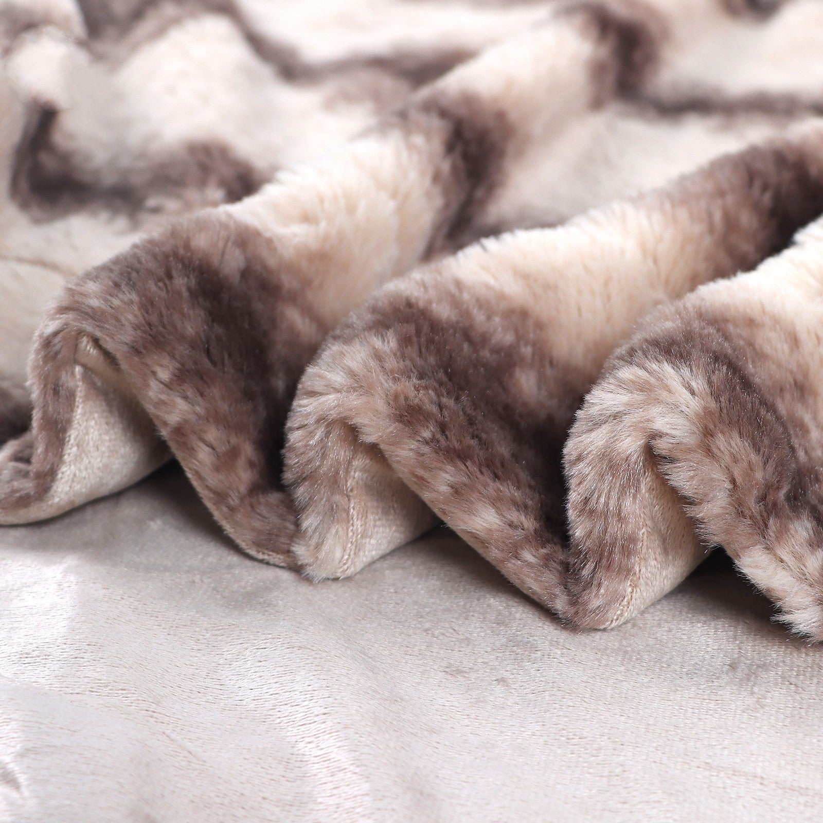 Taavita – Faux-Fur Blanket – Soft, Luxurious & Stylish