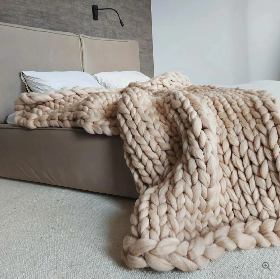 Hand-Knitted Cozy Blanket Made of Merino Wool – Luxurious & Timeless – High-Quality Merino Wool Blanket by Taavita