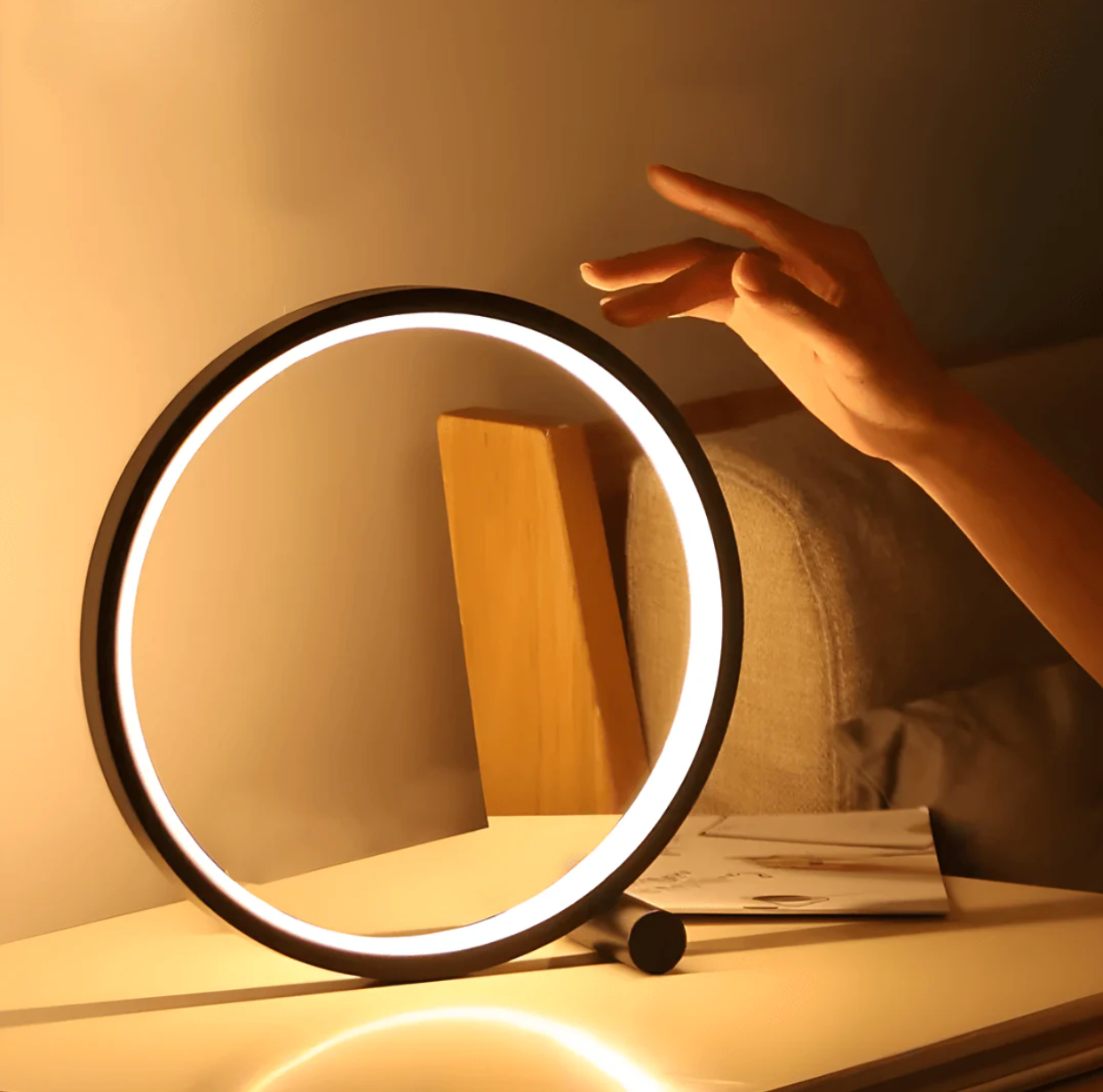 Taavita - Minimalistic Table Lamp with Touch and Dim Functionality