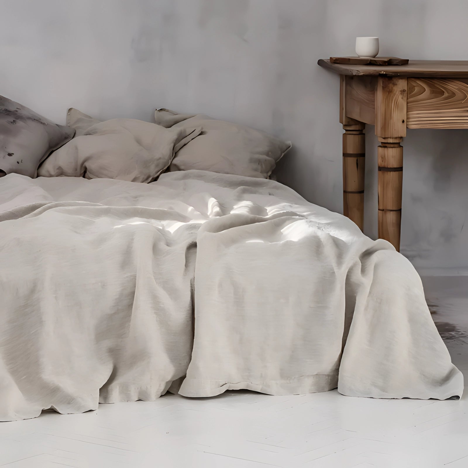 Eco-friendly linen duvet cover in beige, size 260x280cm, displayed on a bed with a wooden frame and surrounded by minimalistic furniture in a neutral, cozy setting.