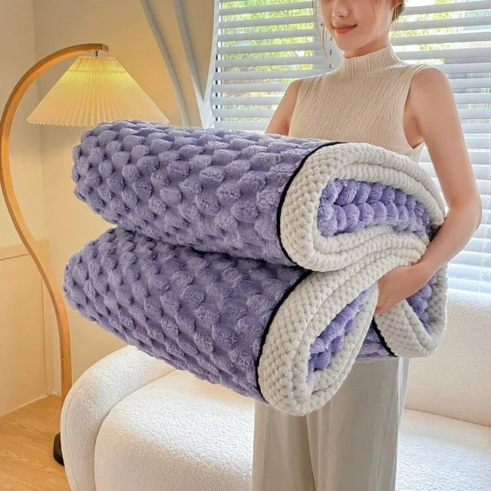 Luxurious purple throw blanket with a zigzag pattern, made from soft plush fleece, measuring 200x230cm, draped over a comfortable setting.