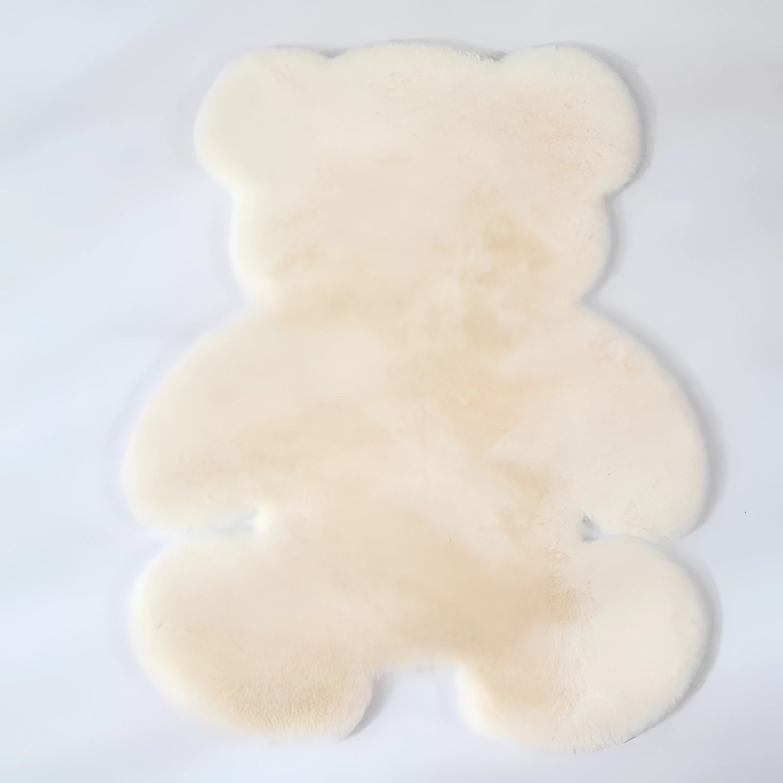 Cream-colored luxury faux fur blanket, plush and soft, draped elegantly over a surface, with a texture resembling bear fur, in size 90x120cm.