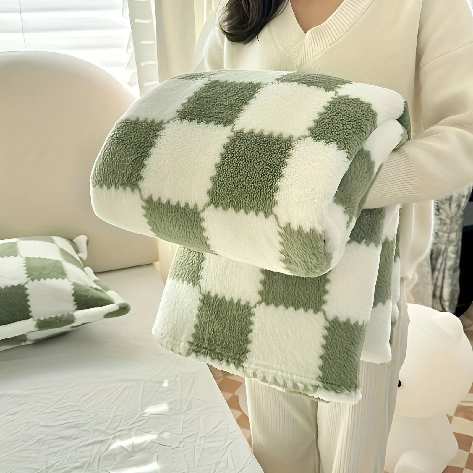 Green and white checkered fleece blanket, soft and plush, measuring 200 x 230 cm, cozy home decor.