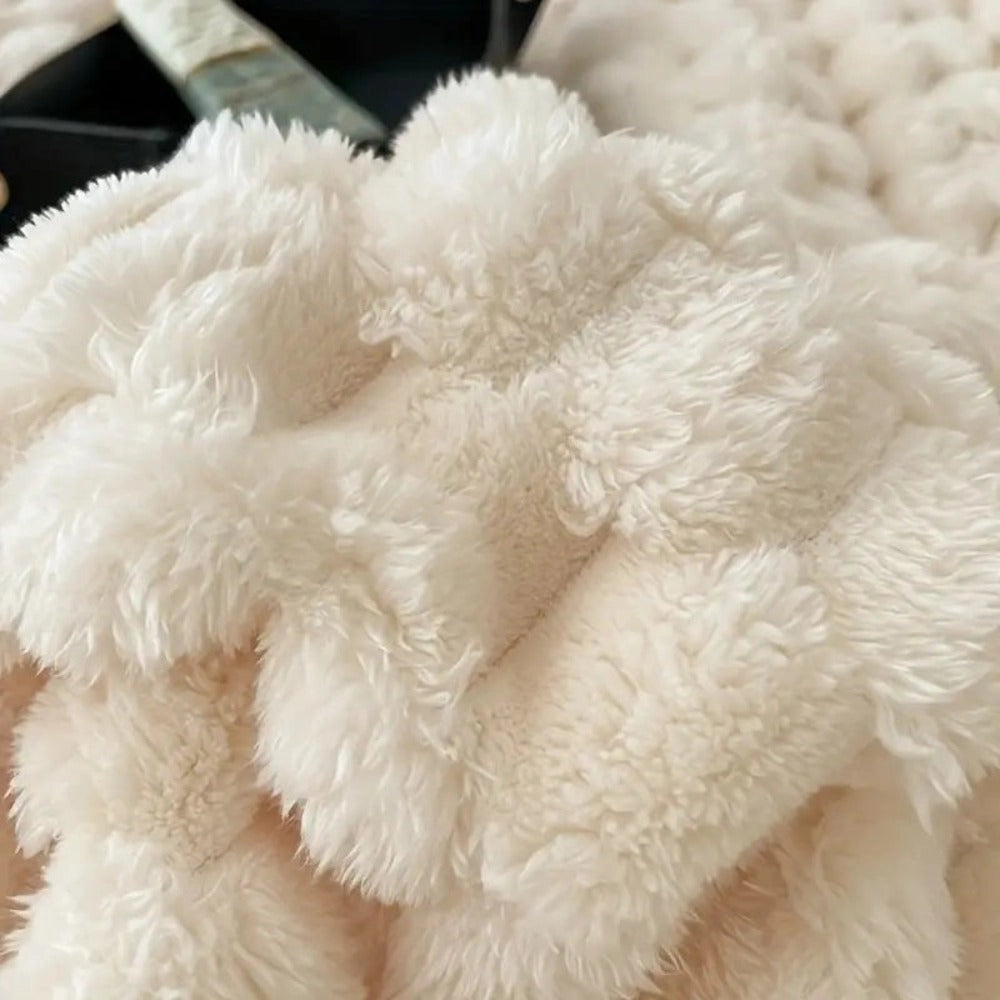 Plush White Shaggy Throw: Soft Fleece, Cozy Winter Blanket