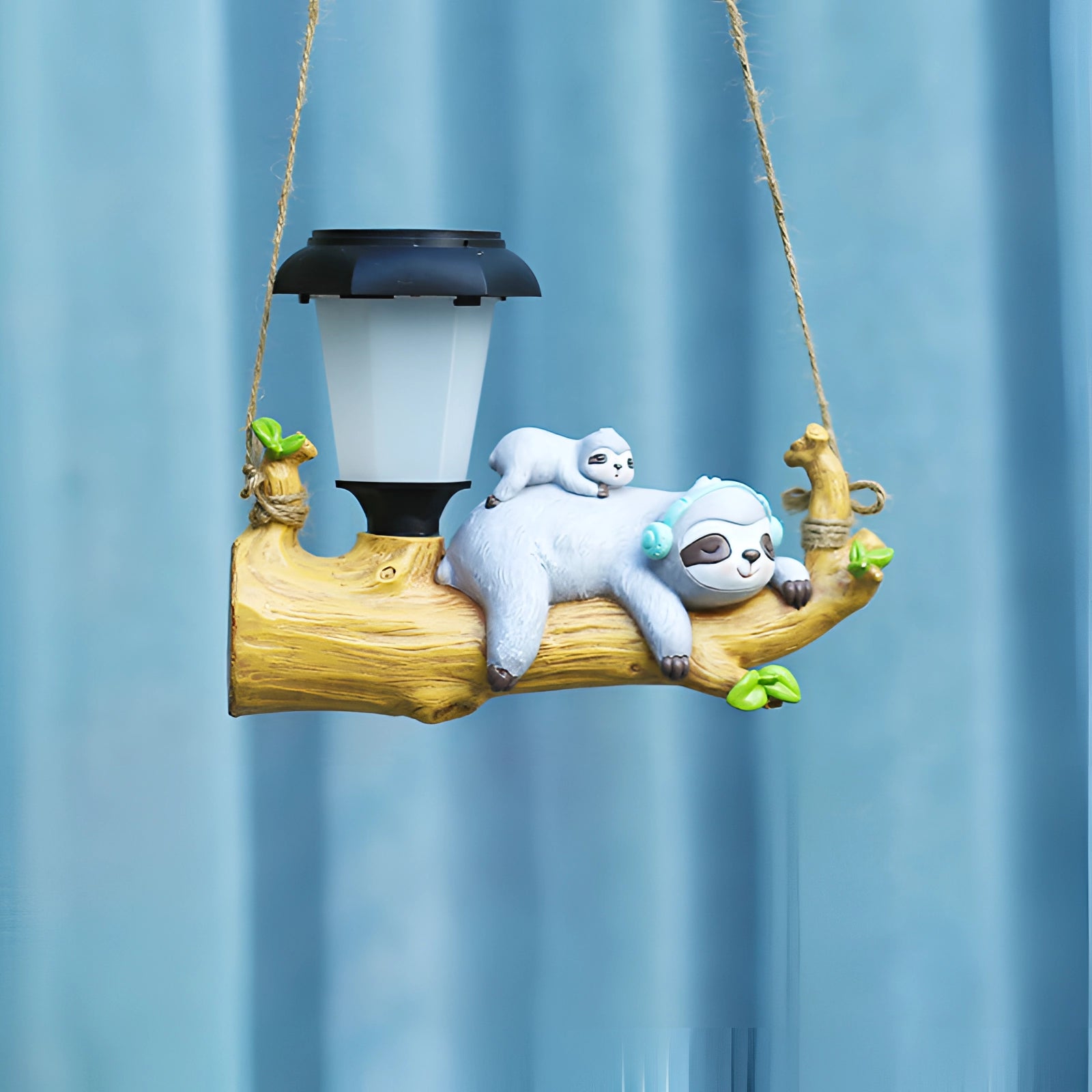 Squirrel-shaped solar garden lamp with LED light, featuring a realistic design and vibrant azure color, suitable for outdoor decoration.