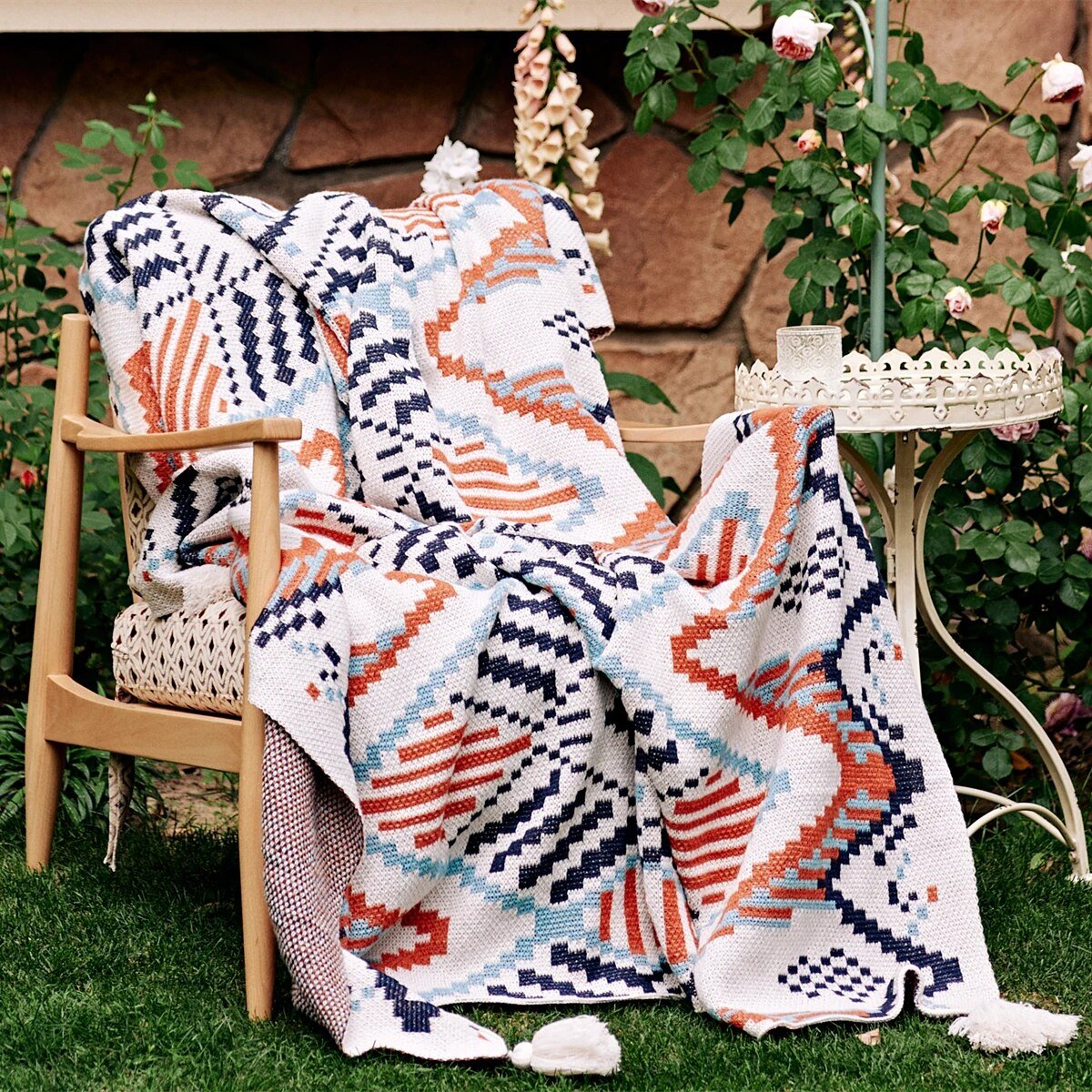 Stylish Geometric Taavita Blanket with Pattern