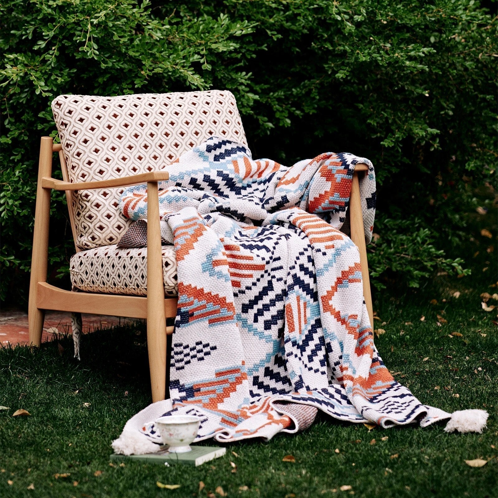 Stylish Geometric Taavita Blanket with Pattern