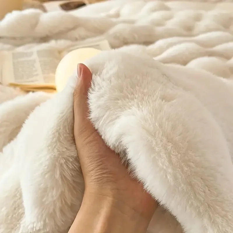 Taavita – Cozy Faux Fur Winter Blanket for Comfortable Winter Evenings