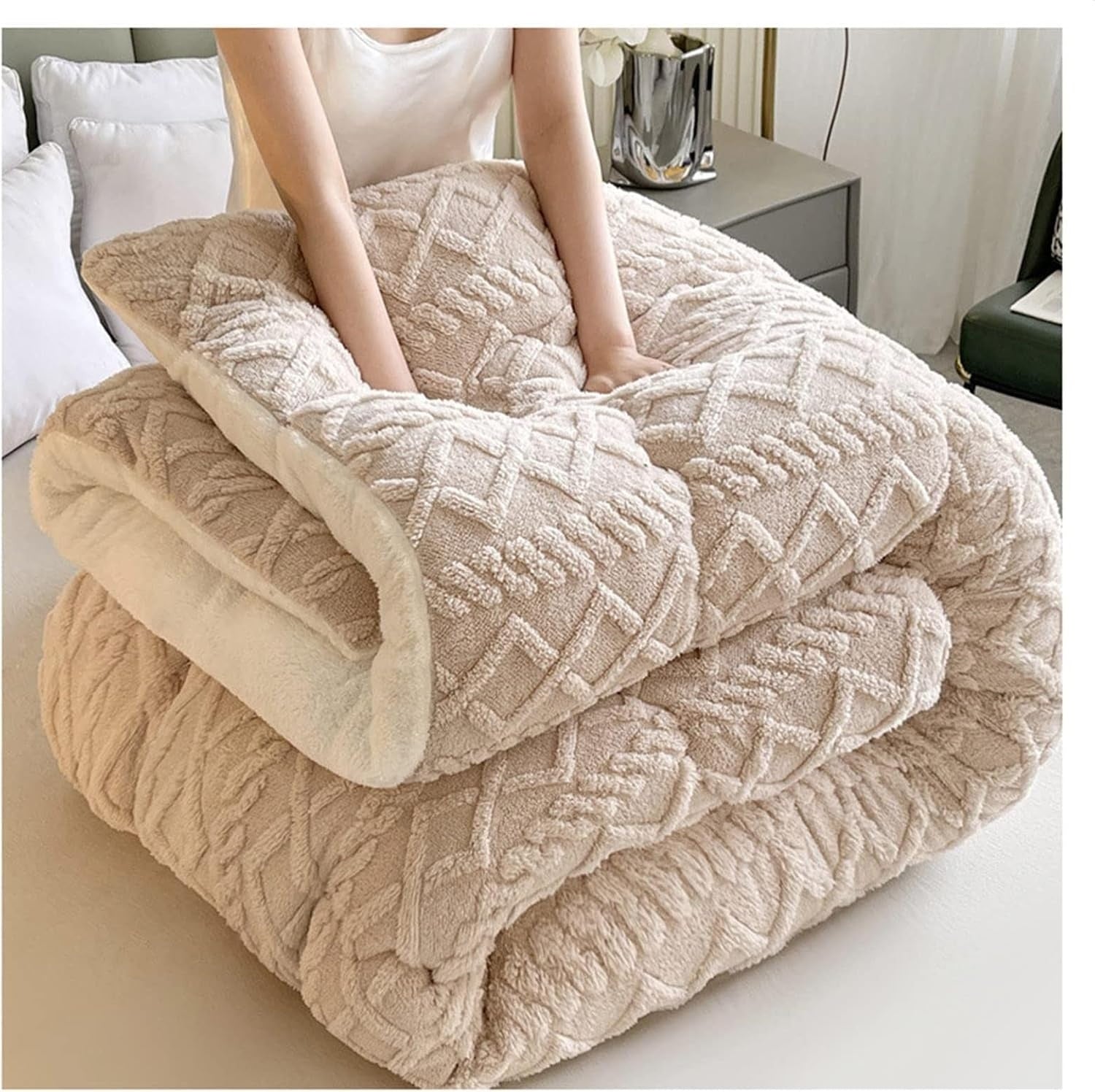 Thick Snuggle Taavita Blanket - Cozy Up in Winter Warmth!