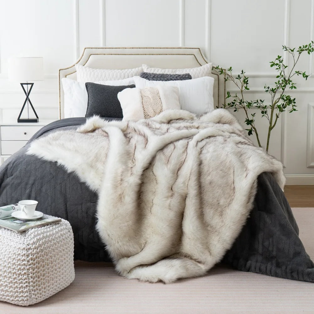 Taavita Faux Fur Blanket – Comfort and Elegance for Your Home